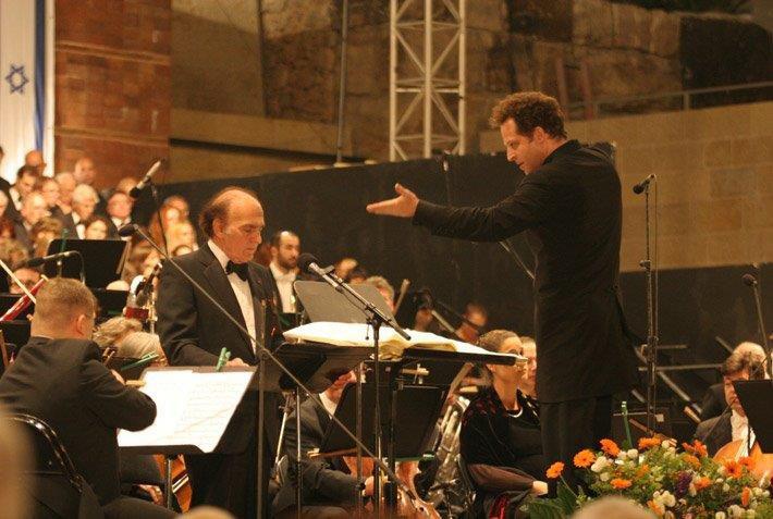 Samuel Pisar reads his text "Dialogue with God" accompanied by the Israel Philharmonic Orchestra playing Leonard Bernstein's "Kaddish" at Yad Vashem in 2009